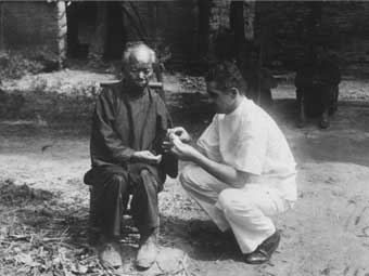 Maryknoll's Dr. Harry Blaber treating a patient in Xinhui, southern China, 1934