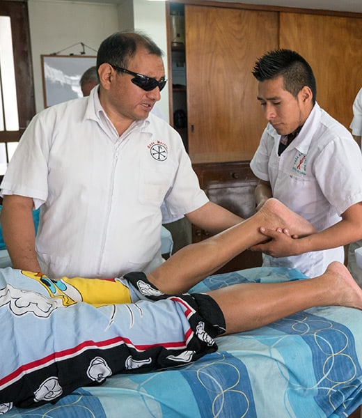 Grimaldo Zapata teaching massage (Peru)